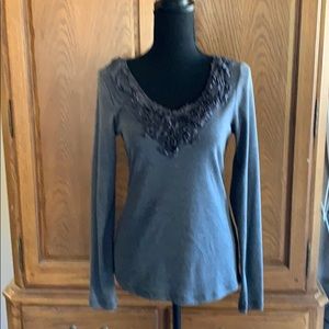 V-neck long sleeve t-shirt